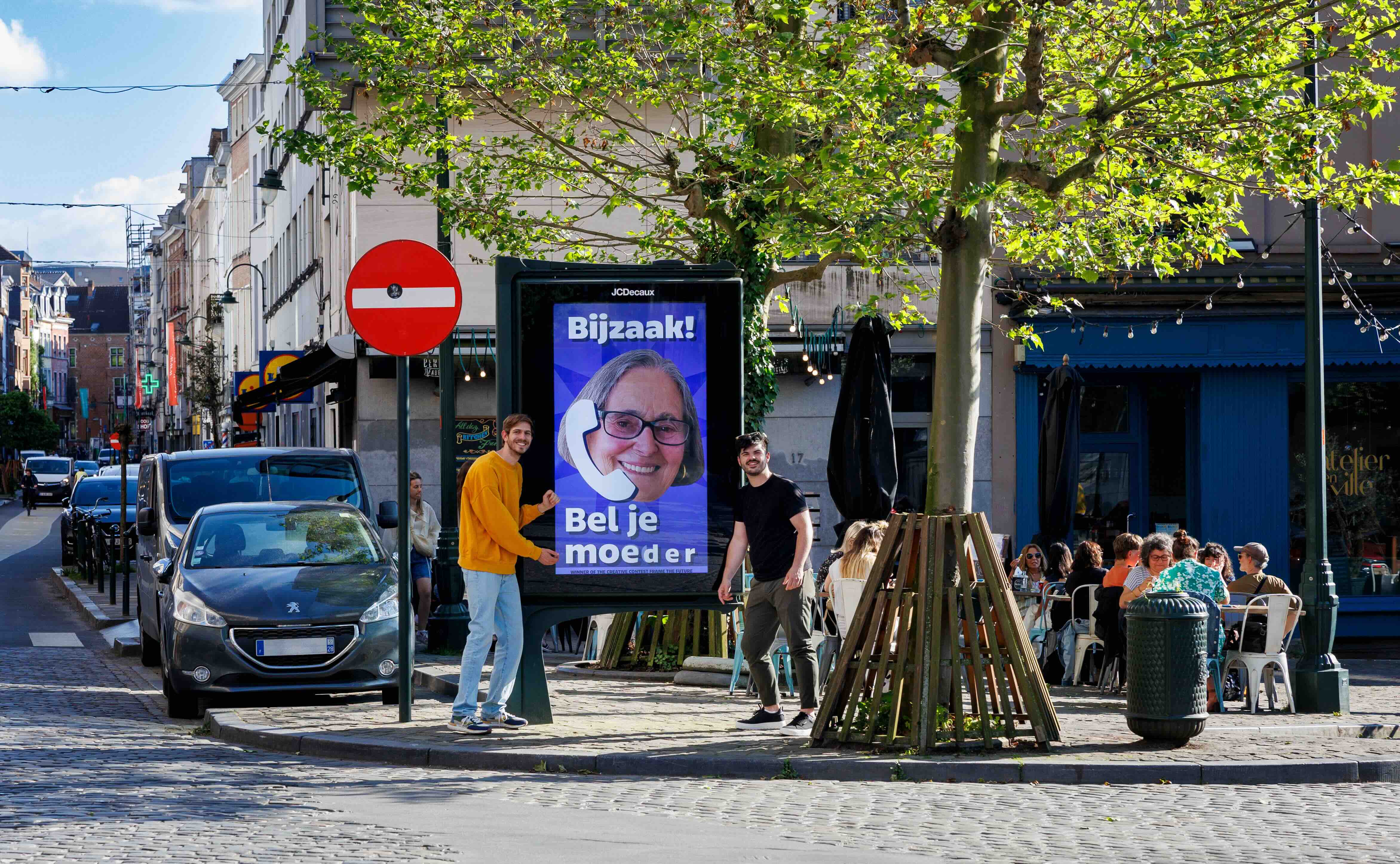 Rik et Otis appellent leur grand-mère pour 